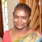 ヘナするインド女性