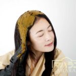 ヘナする女性
