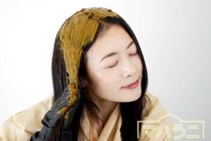 ヘナする女性