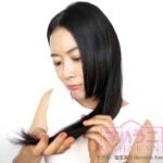 髪を見ている女性